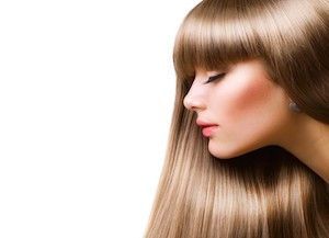 keratina, chica con pelo liso, cabello liso perfecto, cabello con brillo